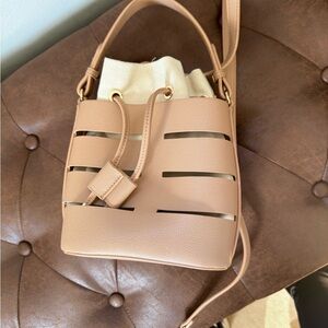Chic Tan Leather Bucket Shoulder Bag